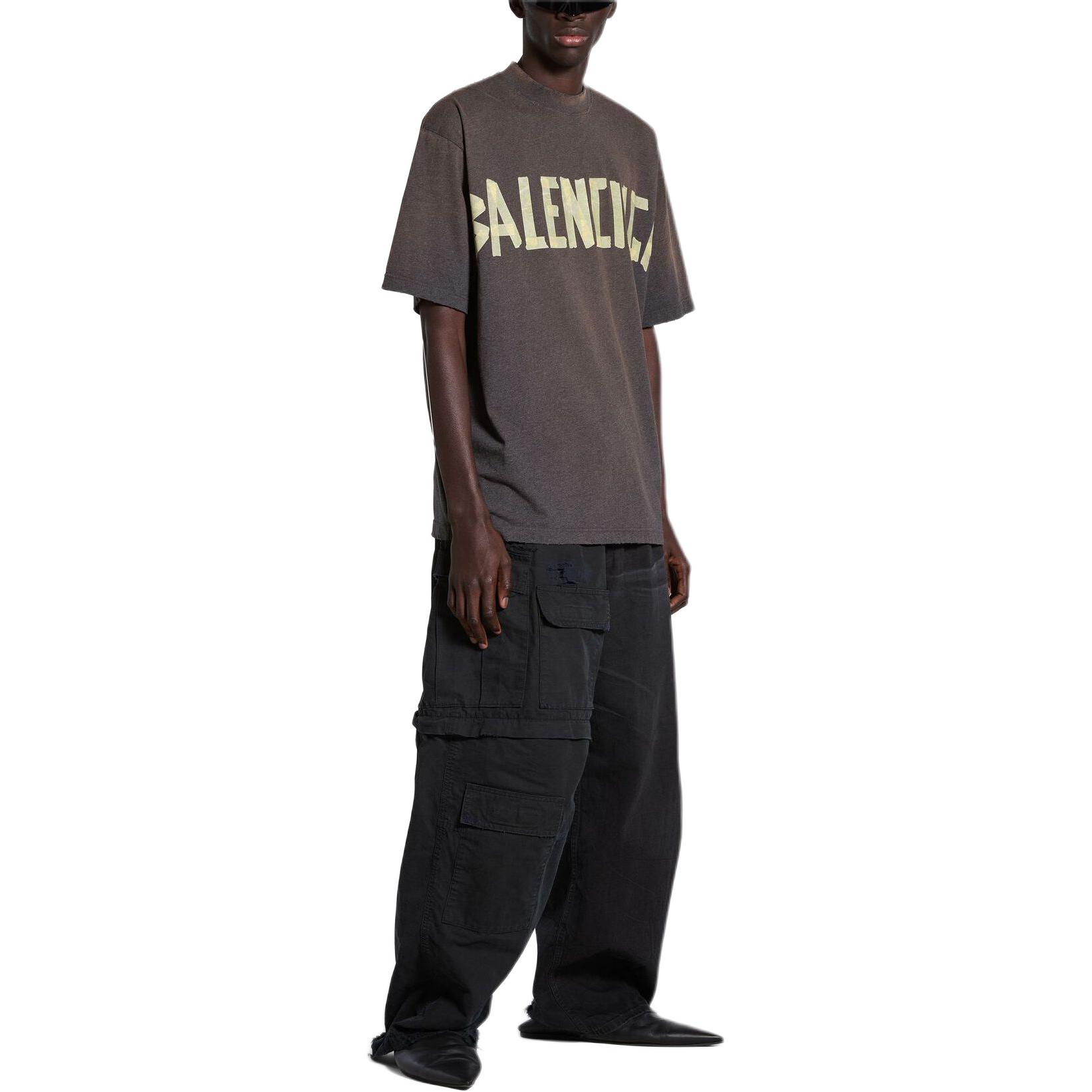 Shop 발렌시아가 테이프 로고 프린트 오버사이즈 티셔츠 SS24 유니섹스 다크그레이 크루넥. 739784TOVA98519