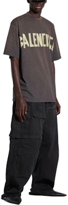 발렌시아가 테이프 로고 프린트 오버사이즈 티셔츠 SS24 유니섹스 다크그레이 크루넥. 739784TOVA98519 Shop 발렌시아가 테이프 로고 프린트 오버사이즈 티셔츠 SS24 유니섹스 다크그레이 크루넥. 739784TOVA98519