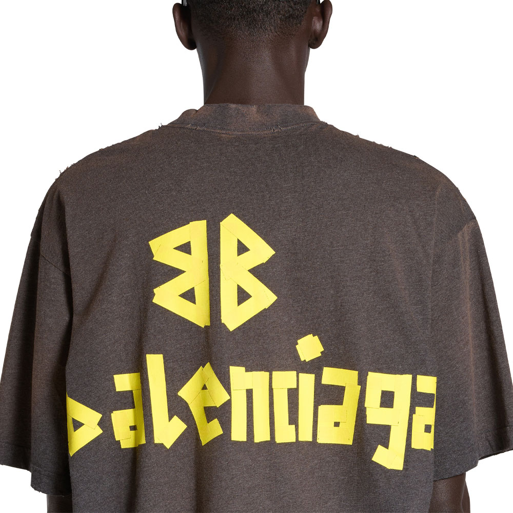 Sizing 발렌시아가 테이프 로고 프린트 오버사이즈 티셔츠 SS24 유니섹스 다크그레이 크루넥. 739784TOVA98519