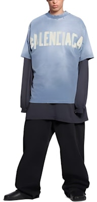 발렌시아가 테이프 로고 티셔츠 미디움 핏 페이디드 블루 남성용. 739784TOVA94530 Purchase 발렌시아가 테이프 로고 티셔츠 미디움 핏 페이디드 블루 남성용. 739784TOVA94530