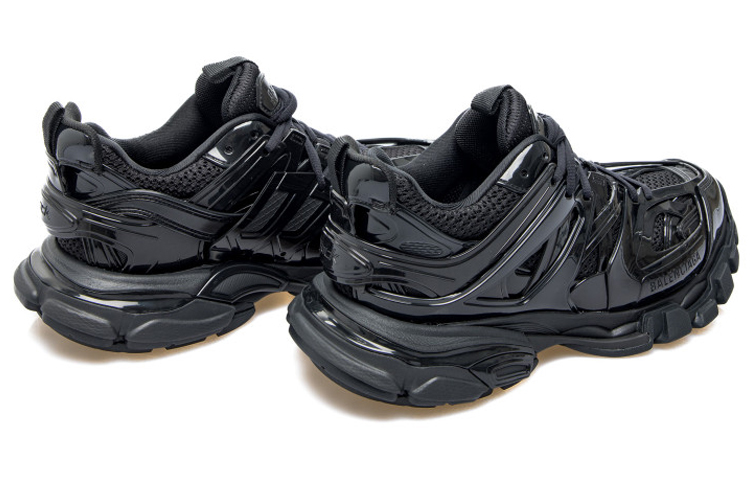 Shop バレンシアガ トラック スニーカー "ブラックパテント" 542023W3BJ11000