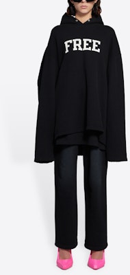 巴黎世家男女同款黑色拼色Logo印花套头衫。 661711TKVD41070 Shop 巴黎世家男女同款黑色拼色Logo印花套头衫。 661711TKVD41070