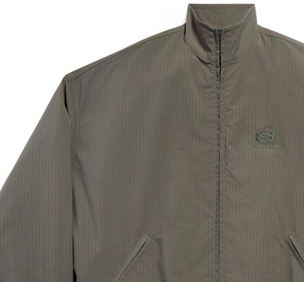 Balenciaga Unity Sports Icon Jaket Cocoon Windbreaker Hijau Zaitun. 773048TKO312840 Sizing Balenciaga Unity Sports Icon Jaket Cocoon Windbreaker Hijau Zaitun. 773048TKO312840