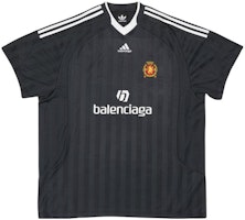 Balenciaga x Adidas Black Man Utd Logo Print Raglan Sleeve T-Shirt Regular Fit. 723663TNV131000 Balenciaga x Adidas Black Man Utd Logo Print Raglan Sleeve T-Shirt Regular Fit. 723663TNV131000