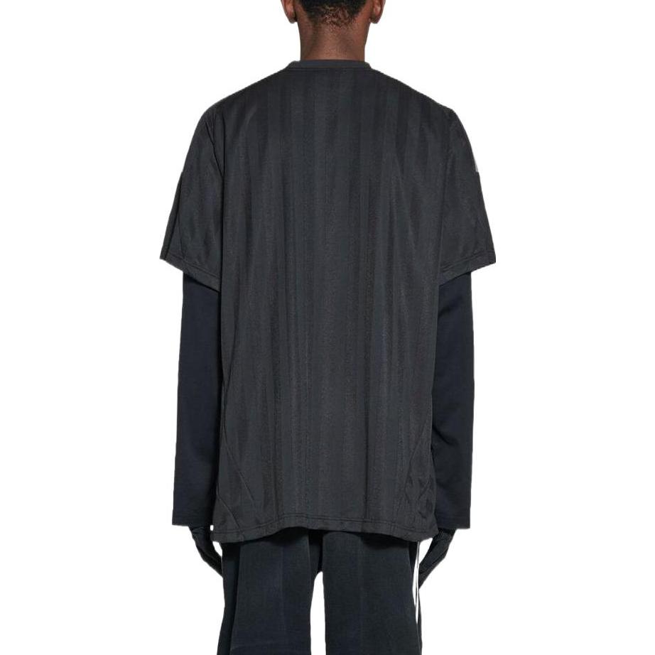 Lookbook 발렌시아가 x 아디다스 블랙 맨유 로고 프린트 래글런 티셔츠 레귤러 핏. 723663TNV131000