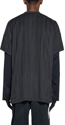 발렌시아가 x 아디다스 블랙 맨유 로고 프린트 래글런 티셔츠 레귤러 핏. 723663TNV131000 Lookbook 발렌시아가 x 아디다스 블랙 맨유 로고 프린트 래글런 티셔츠 레귤러 핏. 723663TNV131000