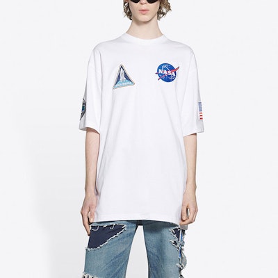 Balenciaga x NASA Logo Cetakan Baju T Putih Regular Fit. 651795TKVD79040 Sizing Balenciaga x NASA Logo Cetakan Baju T Putih Regular Fit. 651795TKVD79040