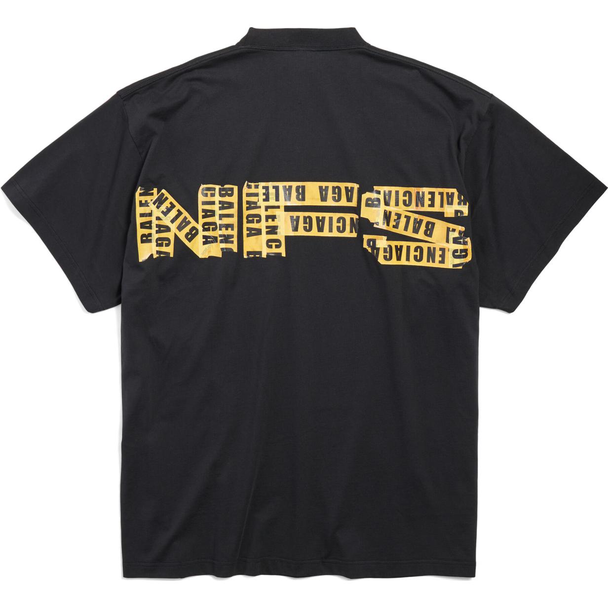 Lookbook Camiseta Negra Unisex Oversize Balenciaga x Need for Speed SS24 Logo Print. 787349TQV731083