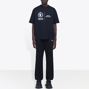 Camiseta Negra Balenciaga x WFP Colaboración Logo Crewneck 612966THV841000 Shop Camiseta Negra Balenciaga x WFP Colaboración Logo Crewneck 612966THV841000