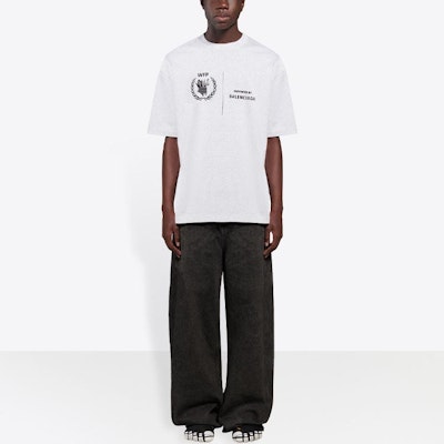 발렌시아가 x WFP 로고 프린트 그레이 크루넥 반팔 티셔츠 남성용. 612966THV841167 Shop 발렌시아가 x WFP 로고 프린트 그레이 크루넥 반팔 티셔츠 남성용. 612966THV841167