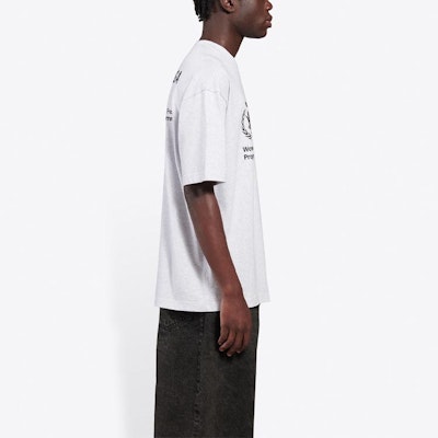 발렌시아가 x WFP 로고 프린트 그레이 크루넥 반팔 티셔츠 남성용. 612966THV841167 Sizing 발렌시아가 x WFP 로고 프린트 그레이 크루넥 반팔 티셔츠 남성용. 612966THV841167