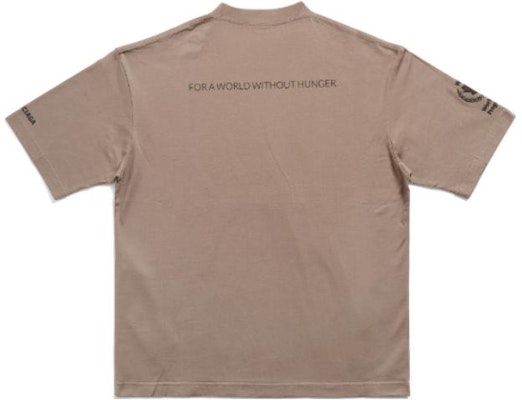 Balenciaga x WFP SS23 Baju T-Shirt Oversized Logo Cetakan Khaki Edisi. 612966TMVL27761 Lookbook Balenciaga x WFP SS23 Baju T-Shirt Oversized Logo Cetakan Khaki Edisi. 612966TMVL27761