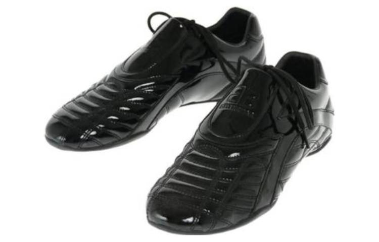 Lookbook 巴黎世家低帮黑色生活方式鞋 617540W2QA11000