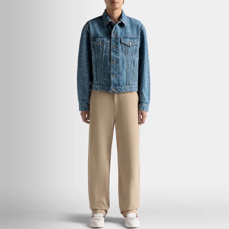 Shop 발리 블루 데님 재킷 로고 프린트와 버튼다운 칼라. 6306731