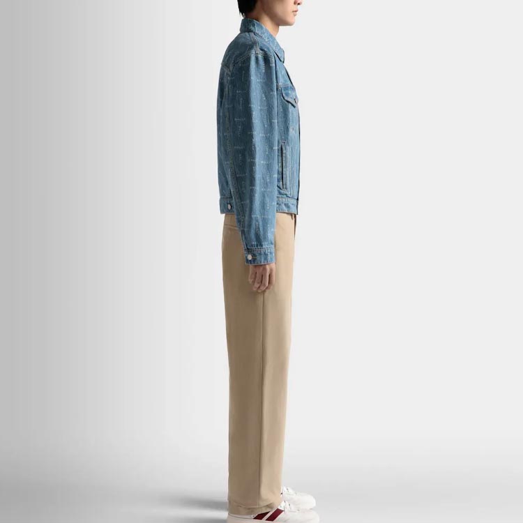 Sizing 발리 블루 데님 재킷 로고 프린트와 버튼다운 칼라. 6306731