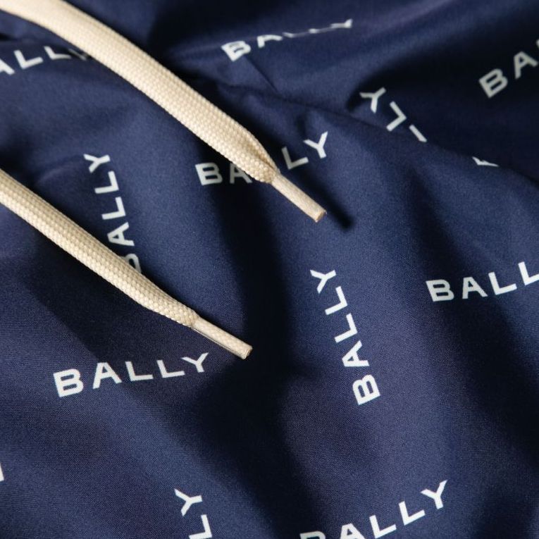 Shop BALLY SS24 Celana Pendek Pantai Pria Navy Blue dengan Logo dan Potongan Lurus. 6307041U563