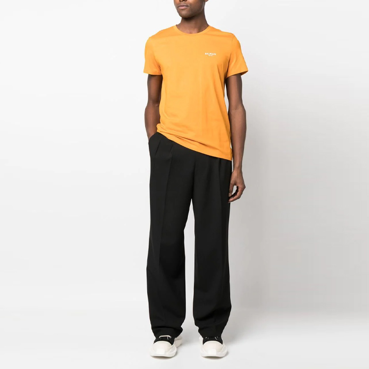 Lookbook Camiseta Naranja BALMAIN de Cuello Redondo con Pequeño Logo Impreso. AH1EF000BB04-KBJ
