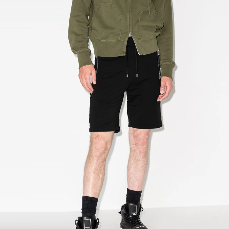 Shop BALMAIN FW21 壓紋休閒運動短褲 黑色 WH1OA000B141-0PA