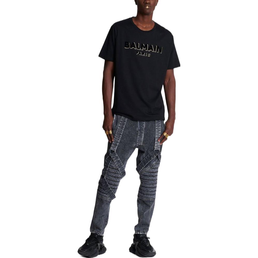 Lookbook BALMAIN FW22 Baju-T Krew Hitam dengan Cetakan Logo. AH1EG010BB99-EAD