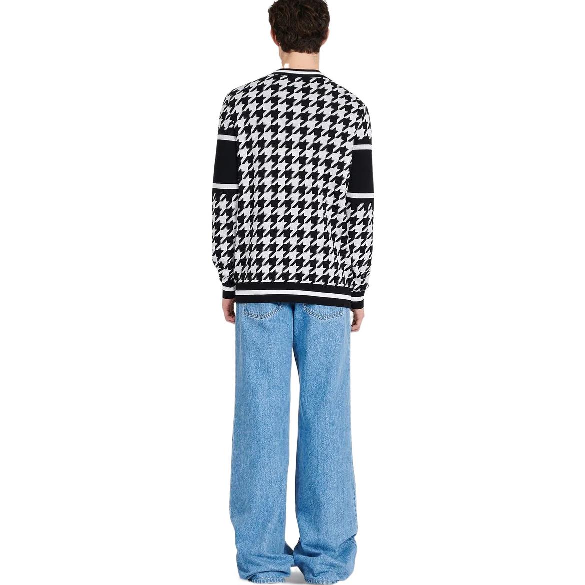 Shop BALMAIN FW22 黑色標誌千鳥格羊毛針織毛衣 YH1KD000KC08-GAB