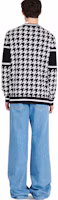 Shop BALMAIN FW22 黑色標誌千鳥格羊毛針織毛衣 YH1KD000KC08-GAB