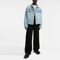 Lookbook BALMAIN SS22 Jaket Denim Cuci Single-Breasted Warna Biru. XH1TC145DB53-6FC