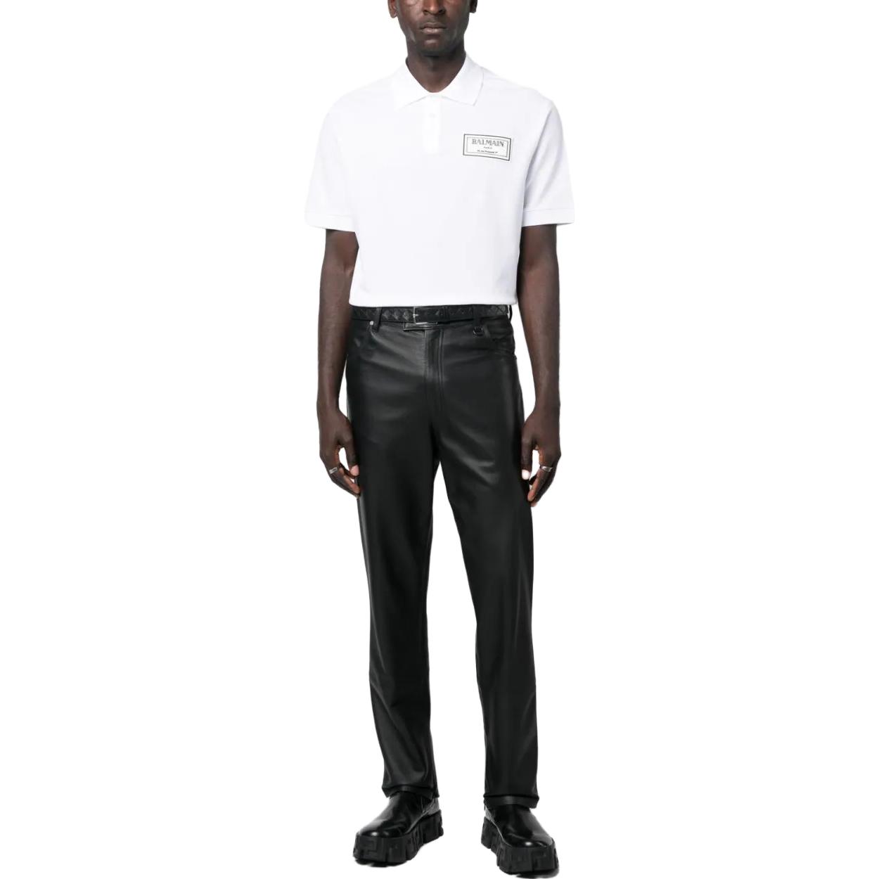 Lookbook BALMAIN SS23 Baju Polo Putih dengan Cetakan Logo Huruf. AH2GB050-JD98-0FB