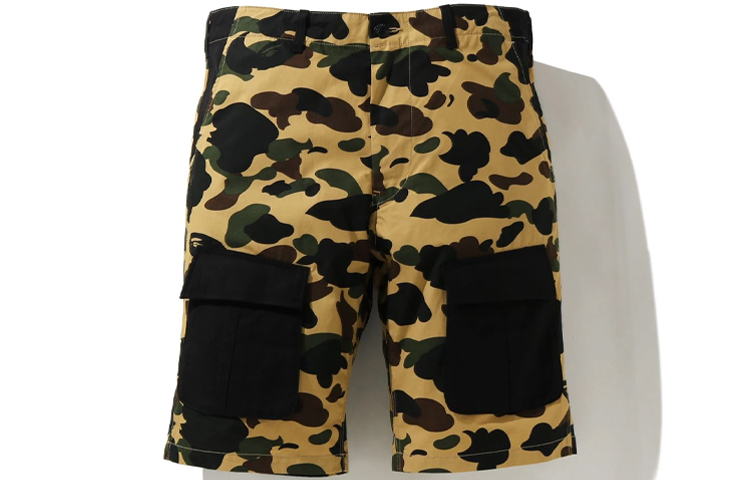 Shop BAPE 寬鬆版型迷彩拼貼工裝短褲 1H30-153-013