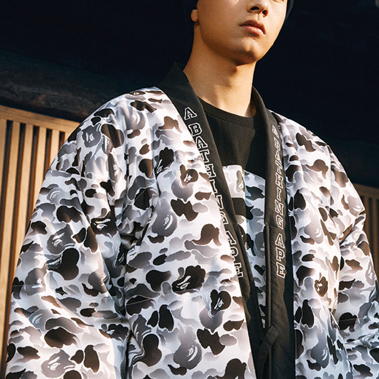 Lookbook Bape A BATHING APE Jaket Puffer V-Leher Bersulam Huruf dengan Zip Tali. 141016F