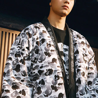 Bape A BATHING APE Jaket Puffer V-Leher Bersulam Huruf dengan Zip Tali. 141016F Lookbook Bape A BATHING APE Jaket Puffer V-Leher Bersulam Huruf dengan Zip Tali. 141016F