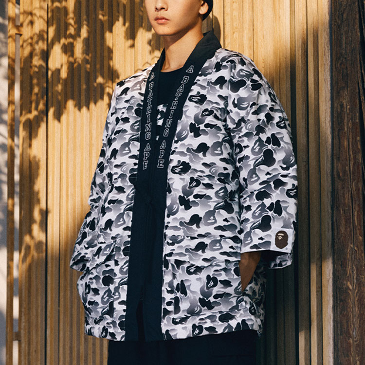 Shop Bape A BATHING APE Jaket Puffer V-Leher Bersulam Huruf dengan Zip Tali. 141016F