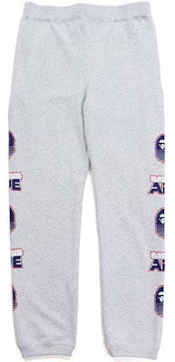 Bape A BATHING APE Logo 猿人圖案寬鬆針織運動長褲。 1H80-152-010 Shop Bape A BATHING APE Logo 猿人圖案寬鬆針織運動長褲。 1H80-152-010