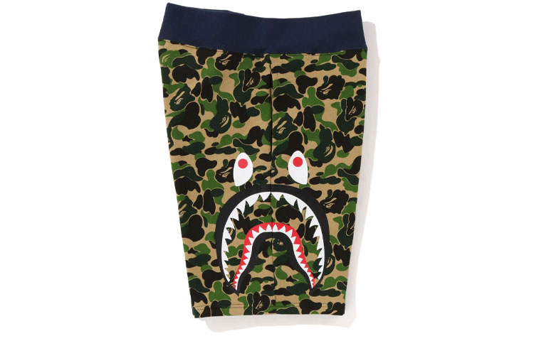 Shop Bape 猿人头鲨鱼图案中腰修身短裤 1J30-153-016