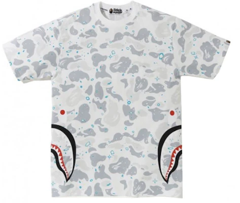 Bape A BATHING APE 鲨鱼太空夜光迷彩短袖T恤 男女同款。 1F30-109-004 Lookbook Bape A BATHING APE 鲨鱼太空夜光迷彩短袖T恤 男女同款。 1F30-109-004
