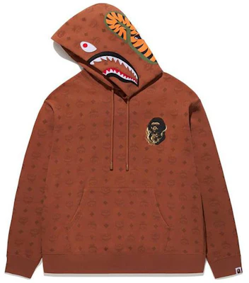 Sudadera Unisex Bape x MCM SS24 con Logo Ape y Estampado Integral. 0ZXSWM114901M Sizing Sudadera Unisex Bape x MCM SS24 con Logo Ape y Estampado Integral. 0ZXSWM114901M