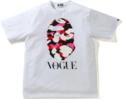 Shop Bape A BATHING APE x VOGUE 猿人頭迷彩徽標印花男女款圓領T恤。 1I30-846-A38