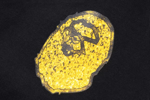 Camiseta Negra BAPE Relaxed con Motivo de Joyería Lookbook Camiseta Negra BAPE Relaxed con Motivo de Joyería