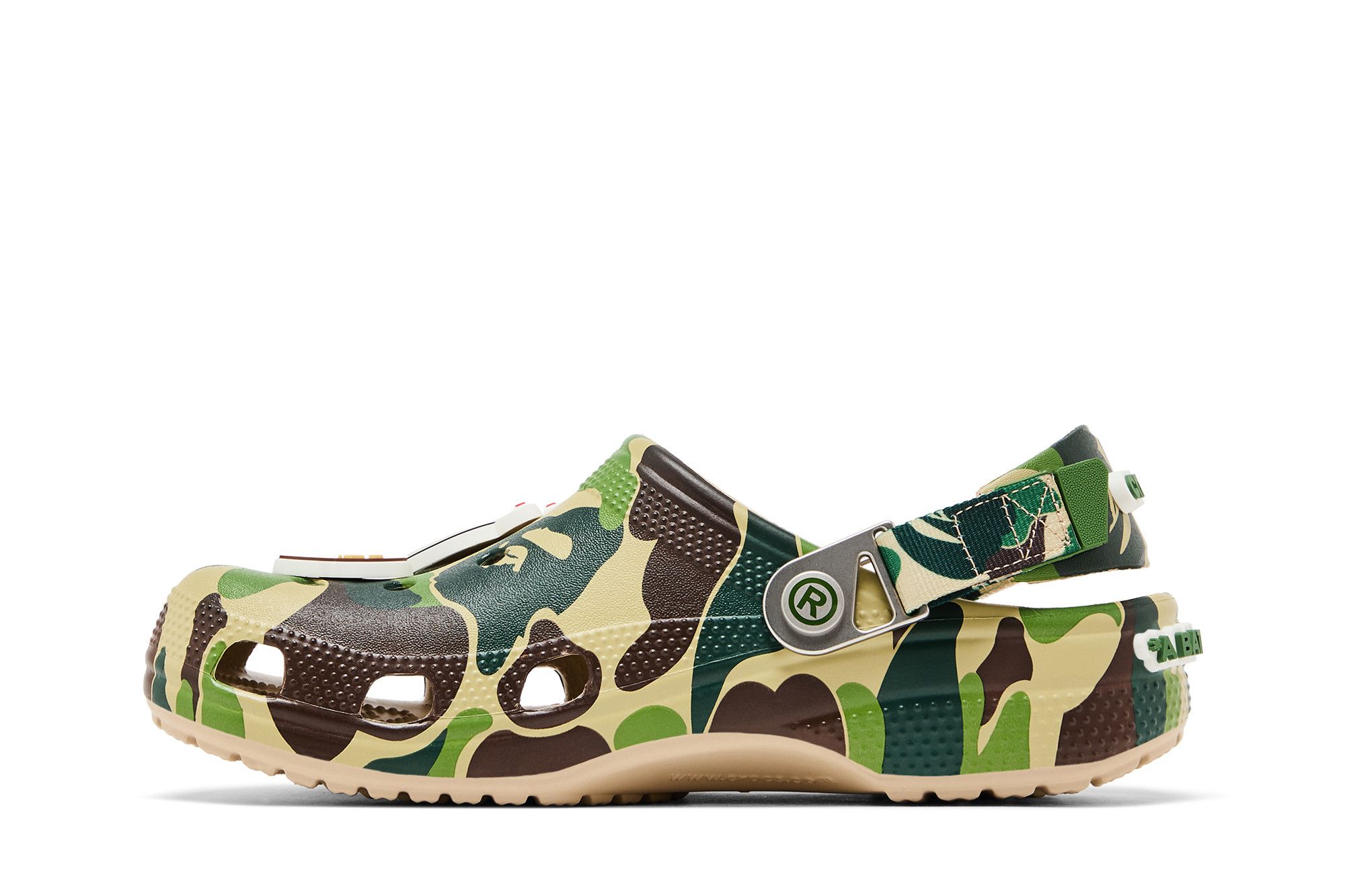 Shop Crocs經典木屐 x A Bathing Ape ABC迷彩綠色版 209627-212