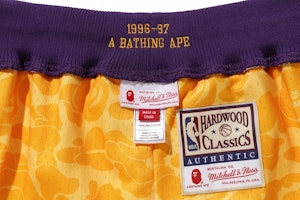 BAPE x Mitchell & Ness 湖人 ABC 篮球正品短裤 黄色 Lookbook BAPE x Mitchell & Ness 湖人 ABC 篮球正品短裤 黄色