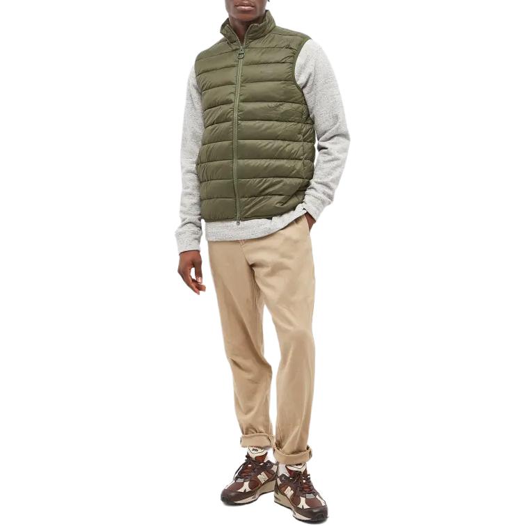 Lookbook Barbour橄榄绿无袖拉链夹克，胸前带Logo印花。 MGI0024OL51