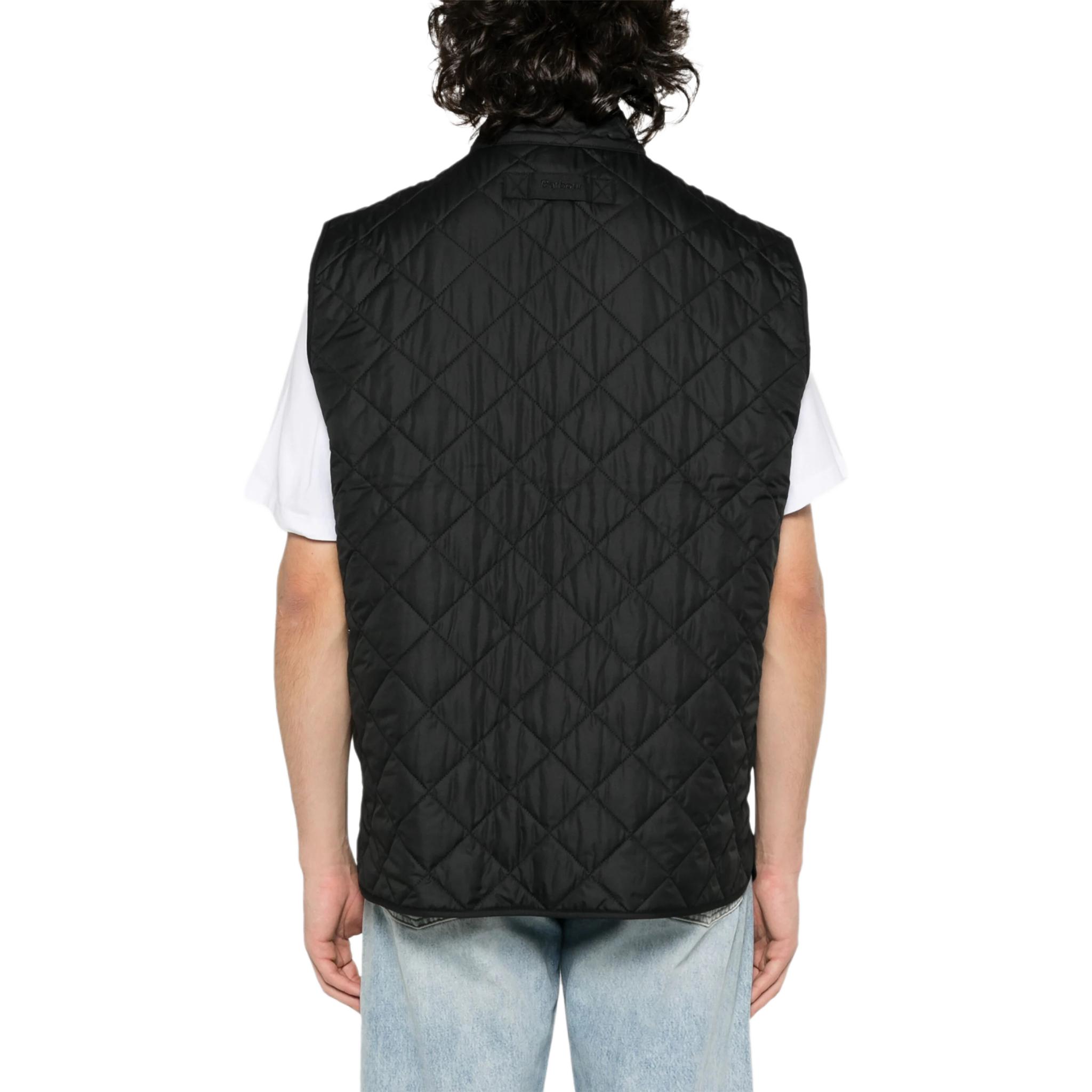 Shop BARBOUR 经典黑色绗缝无袖马甲 MGI0245BK11