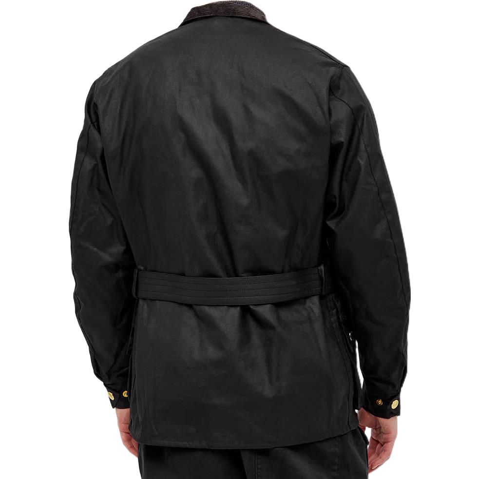 Shop BARBOUR International 黑色蠟棉外套 立領設計專業騎士風格夾克。 MWX0004BK51