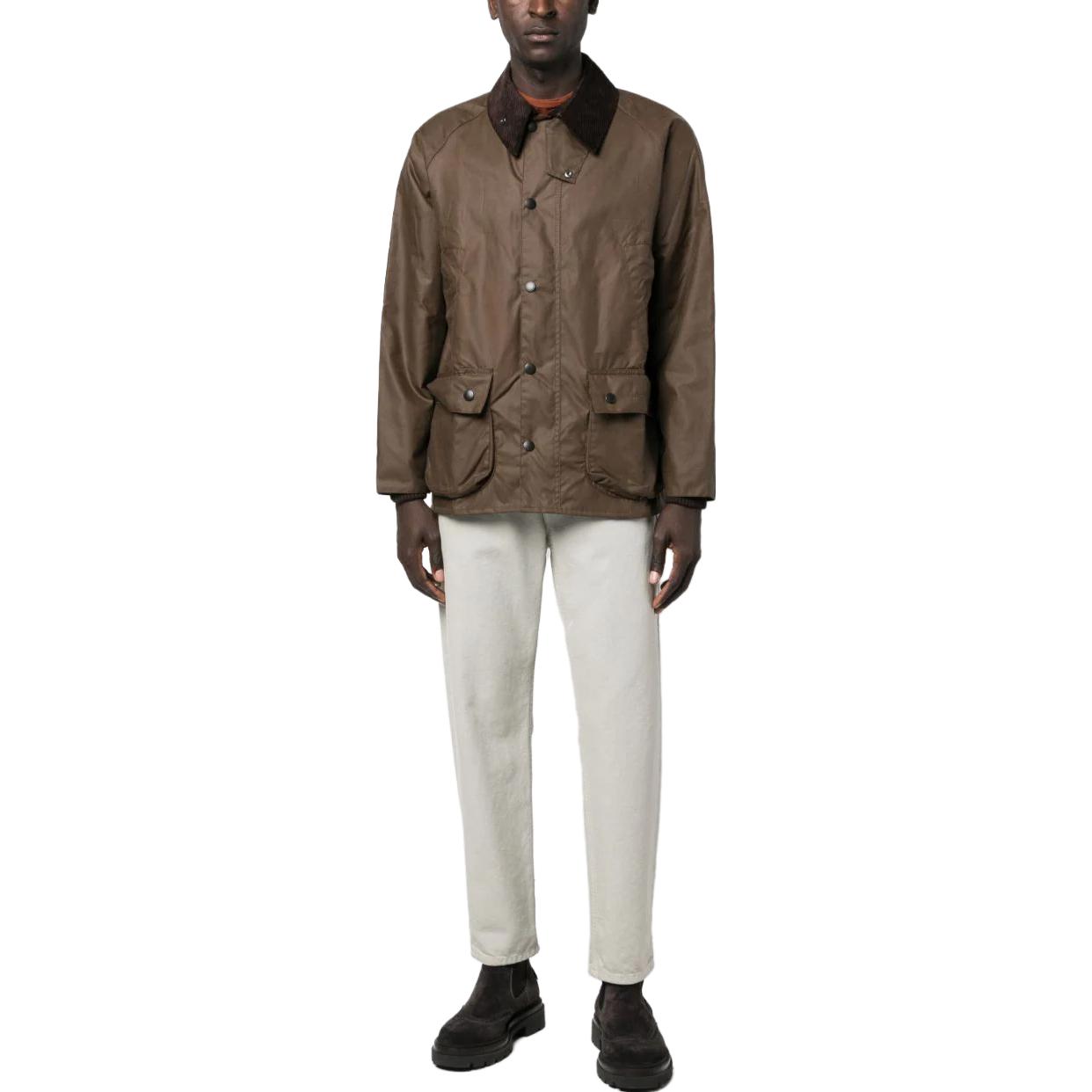 Lookbook Jaket Lengan Panjang Brown Waxed dengan Logo Bordir Barbour SS23. MWX0018BE51