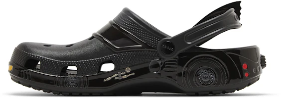 Shop 蝙蝠俠聯名款Crocs經典洞洞鞋「蝙蝠車」 210219-001