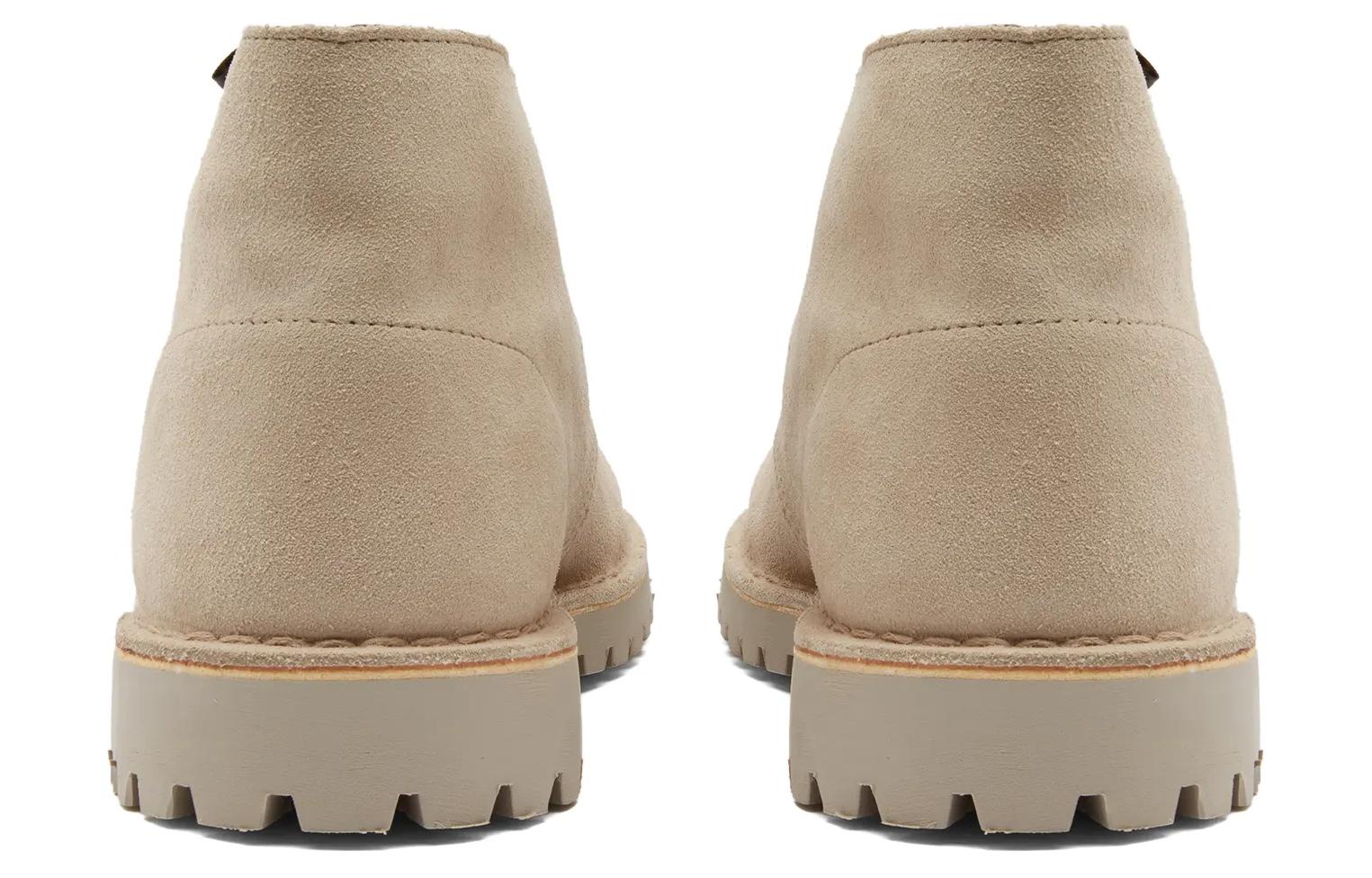 Shop Beams x Clarks Gore-Tex 沙漠靴 ''沙色'' 26173927