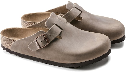 Birkenstock 皮革 包頭拖鞋 男女同款 棕色 窄版 Shop Birkenstock 皮革 包頭拖鞋 男女同款 棕色 窄版