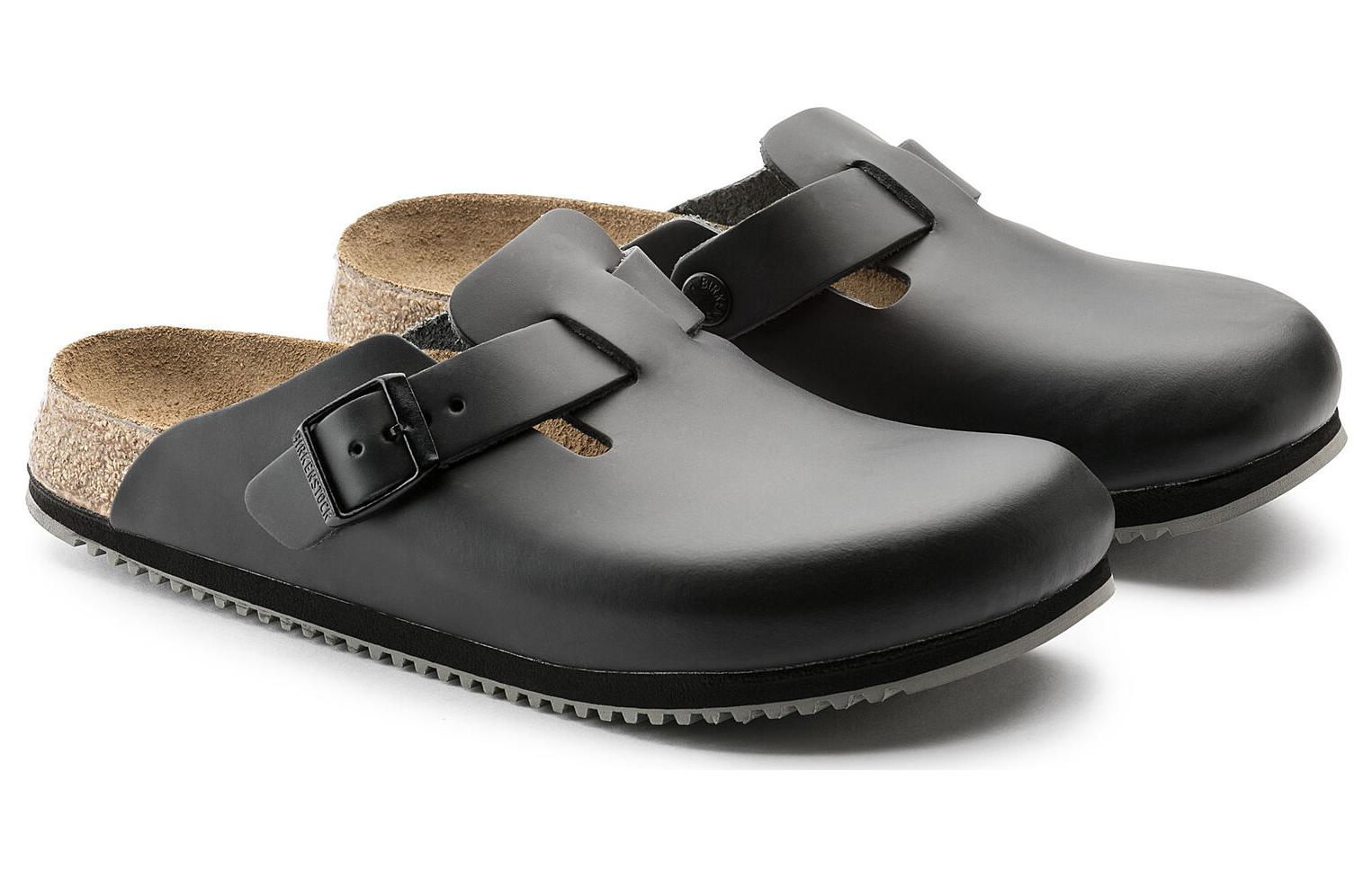 Shop Birkenstock 皮革 簡約舒適搭扣 包頭拖鞋 男女同款 黑色