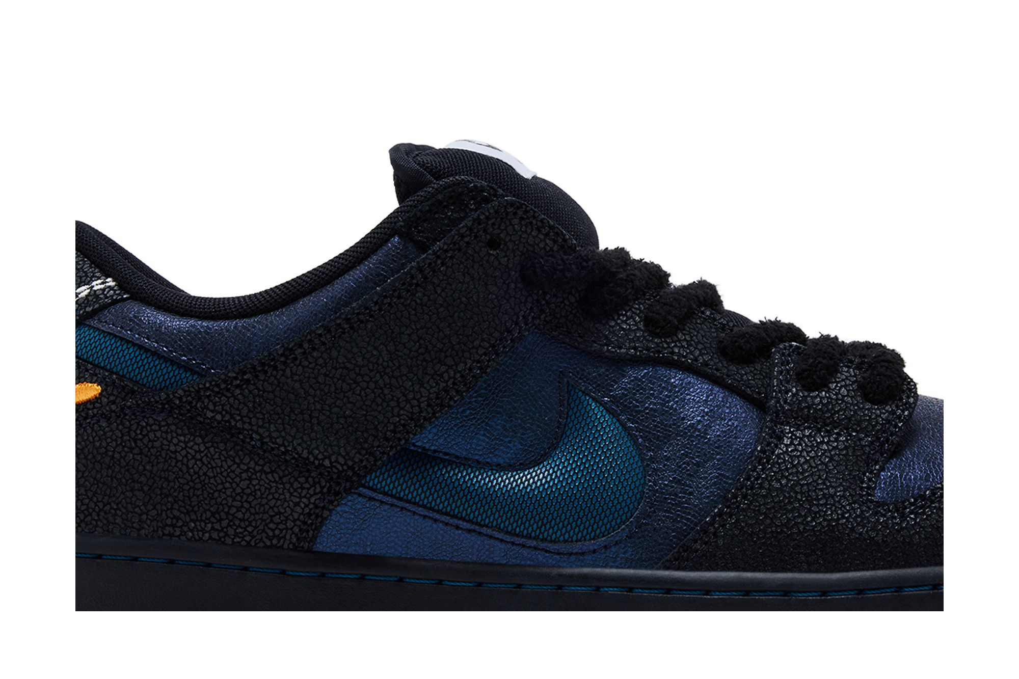 Order Bluetile x Nike SB Dunk ''Hitam Marina Putih'' IQ1323-001