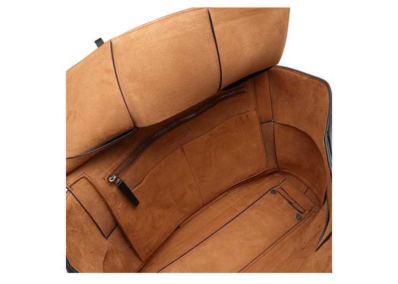 Lookbook 葆蝶家 Arco 中号黑色手袋