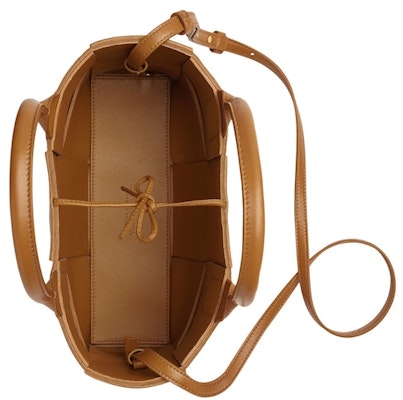 葆蝶家Arco小号手袋 驼色编织款 Lookbook 葆蝶家Arco小号手袋 驼色编织款